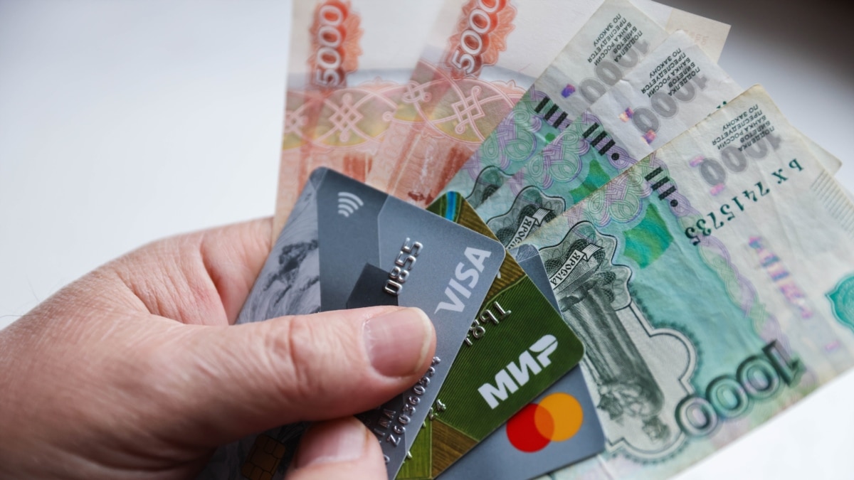 Credit Card Tourism: Russians Avoid Sanctions By Flying To Uzbekistan For VISA, Mastercards